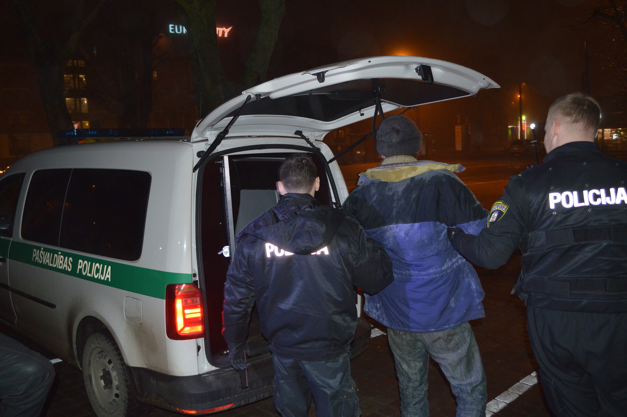 Reibumā krīt arī pie policijas ēkas