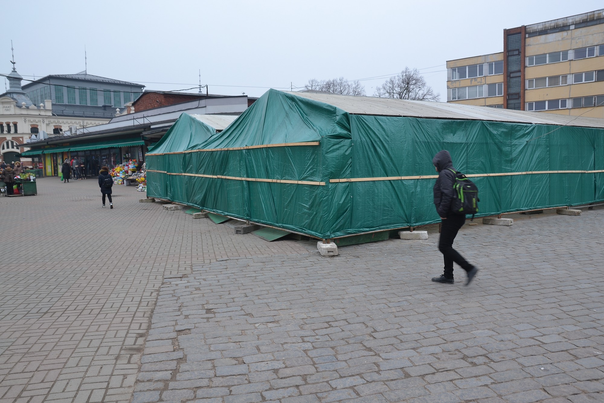 Atjauno puķu tirgotāju nojumes