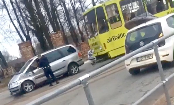 Negriež ceļu tramvajam