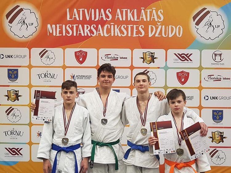 Meistarsacīkstēs izcīna astoņas medaļas