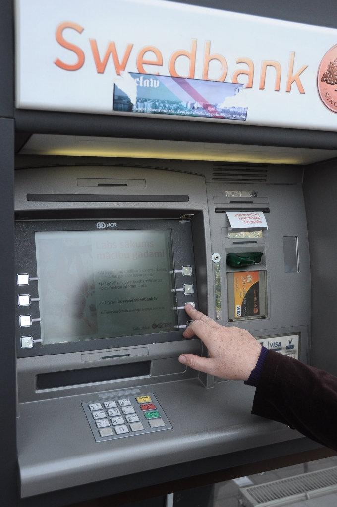 Pabeigta izmeklēšana kriminālprocesā par svešas bankas kartes izmantošanu