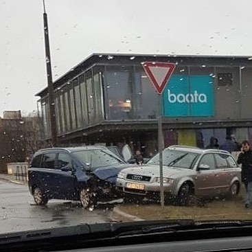 Ceļu satiksmes negadījumā cieš cilvēks