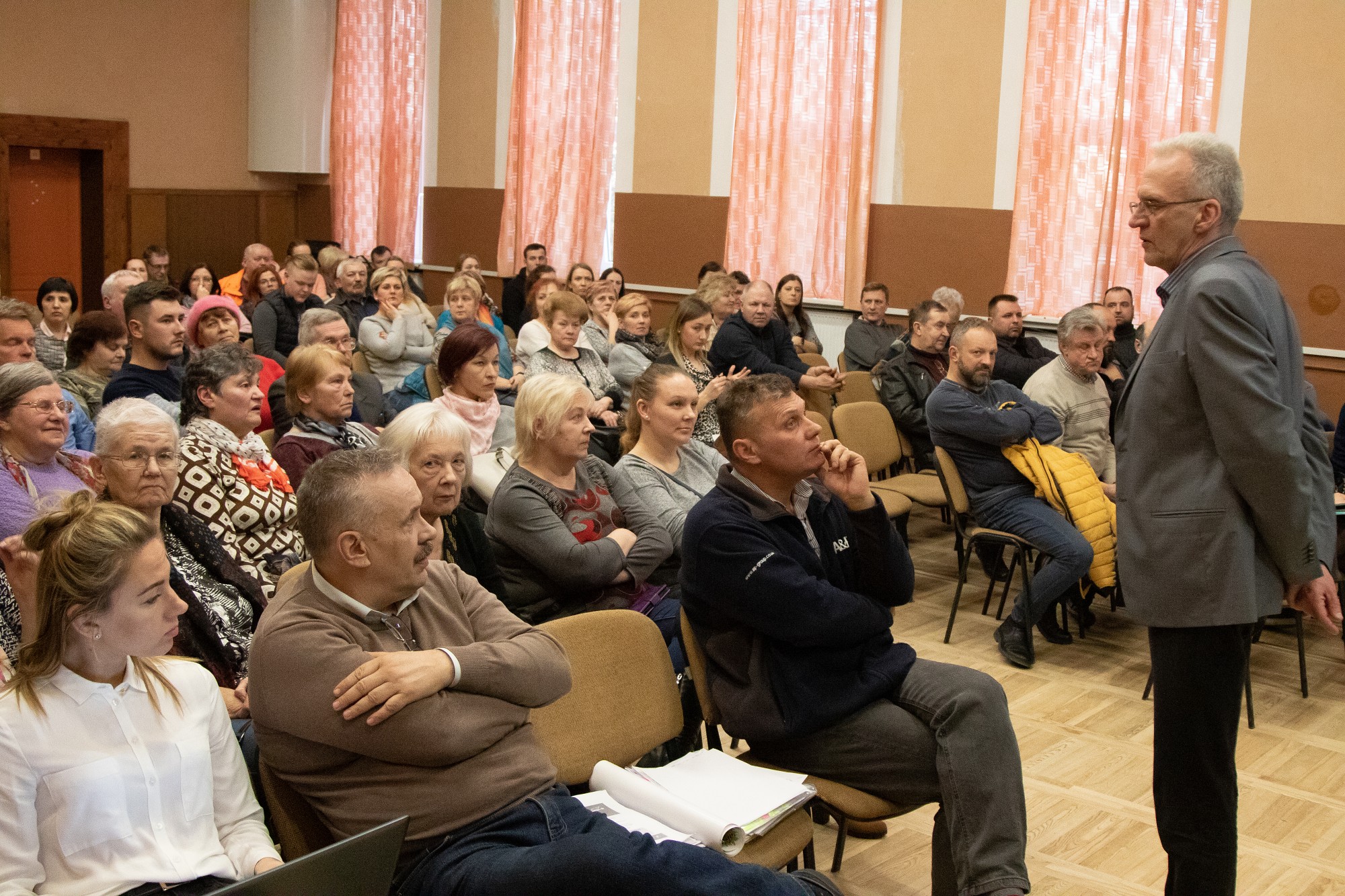 Grupēs, šķiros un dalīs