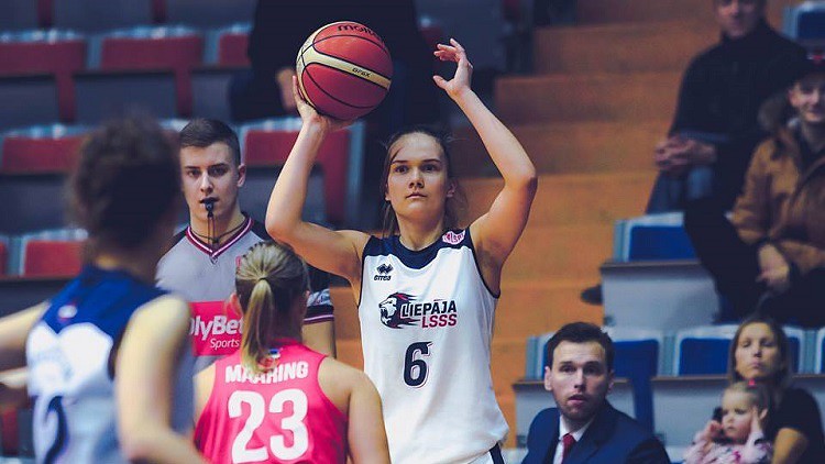 Liepājnieces ar pārliecinošu uzvaru sāk izslēgšanas turnīru