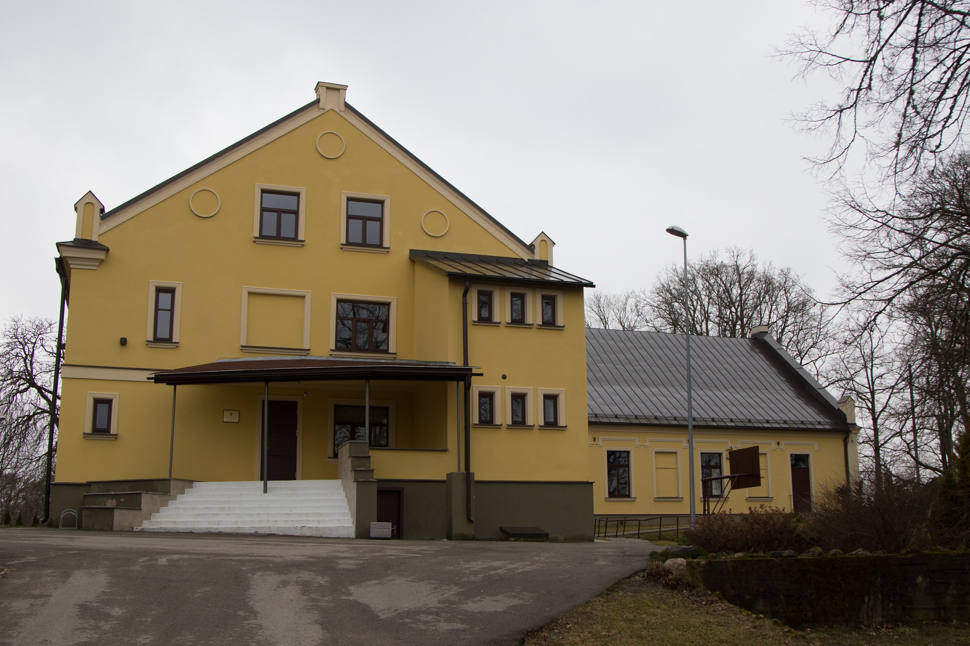 Vecpilniekiem kņada ballēties netraucē