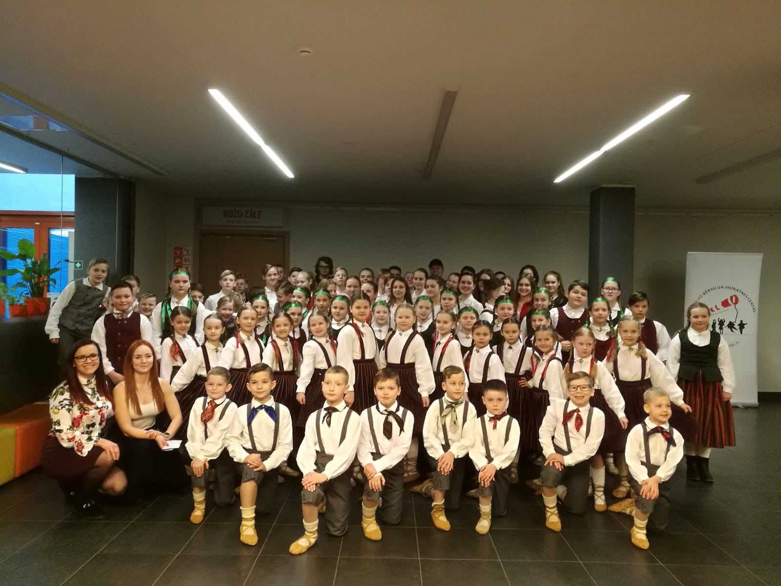 Ar tautas deju soļiem uz svētkiem