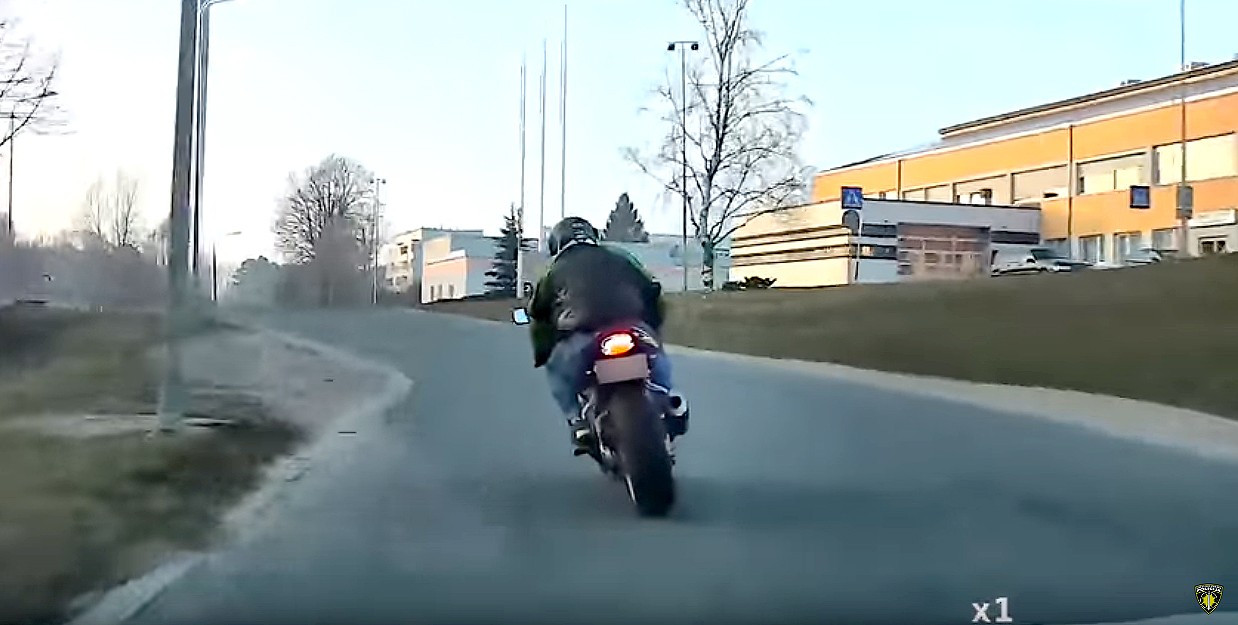 No policijas bēg ar ātrumu 200 kilometri stundā
