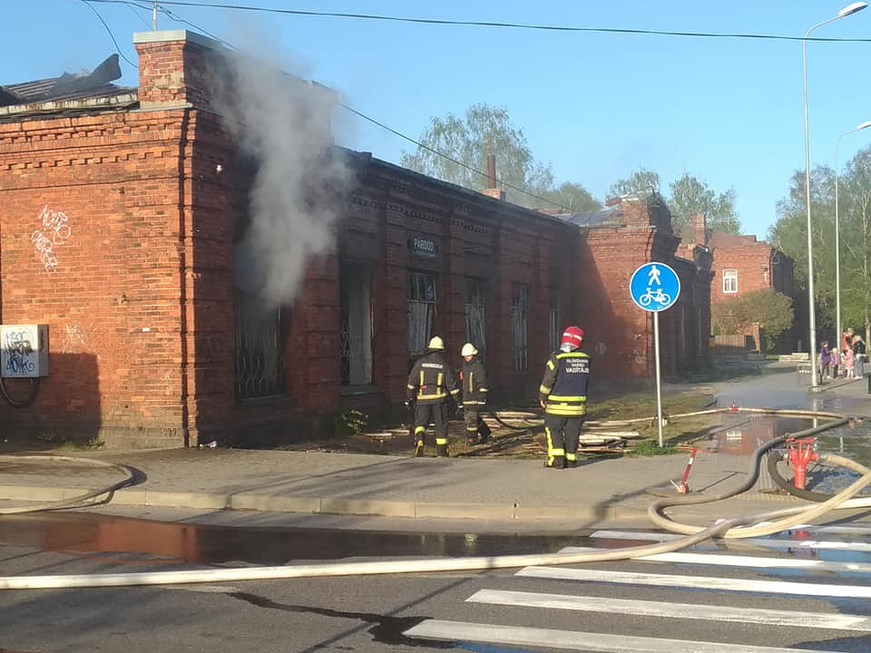 ”Sarkanais gailis” uzbrūk neapsaimniekotai ēkai Tosmarē