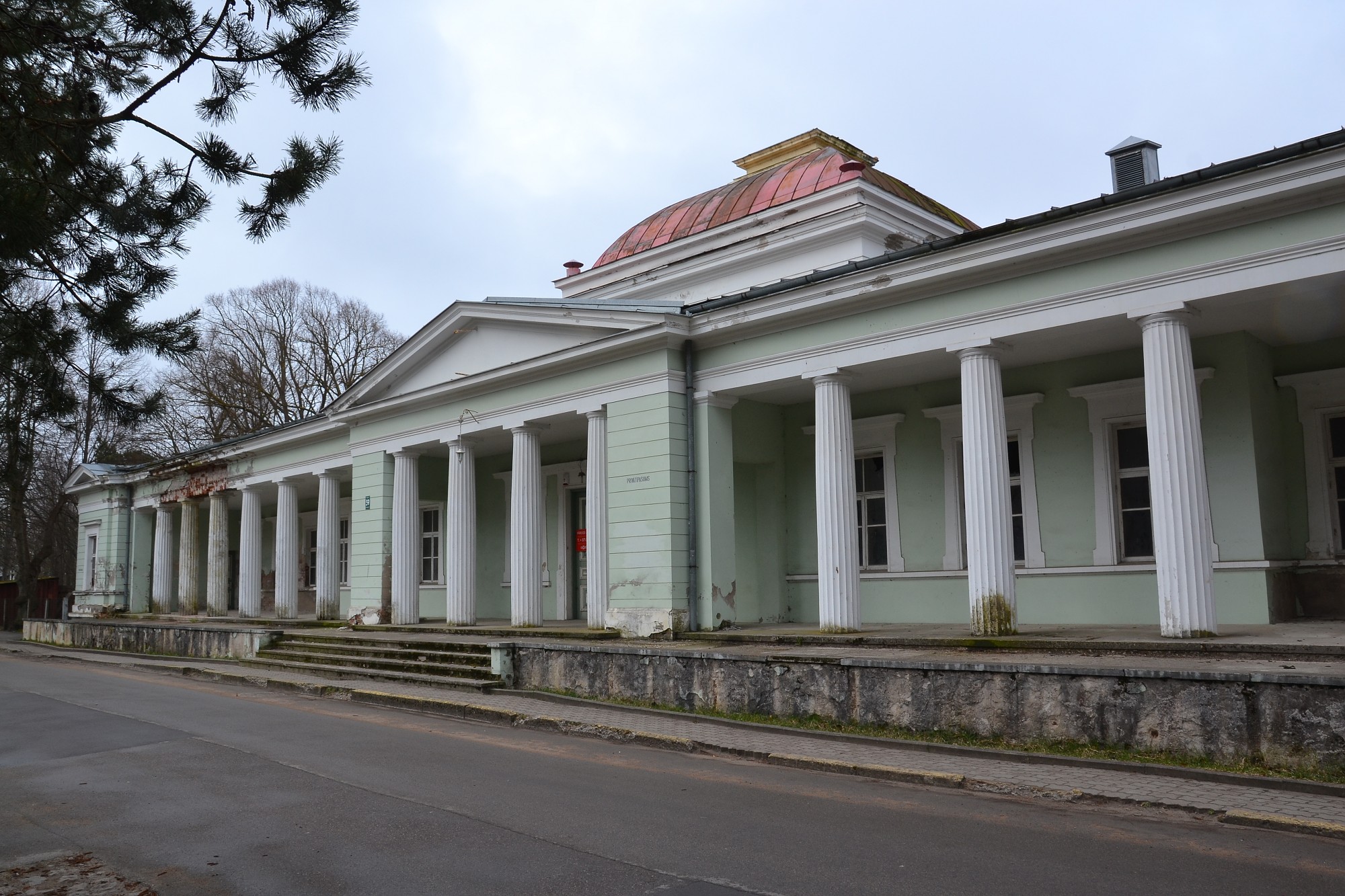 Vai Liepājas peldu iestāde turpinās brukt? Tiesas zālē cīnās par SPA viesnīcas būvniecību