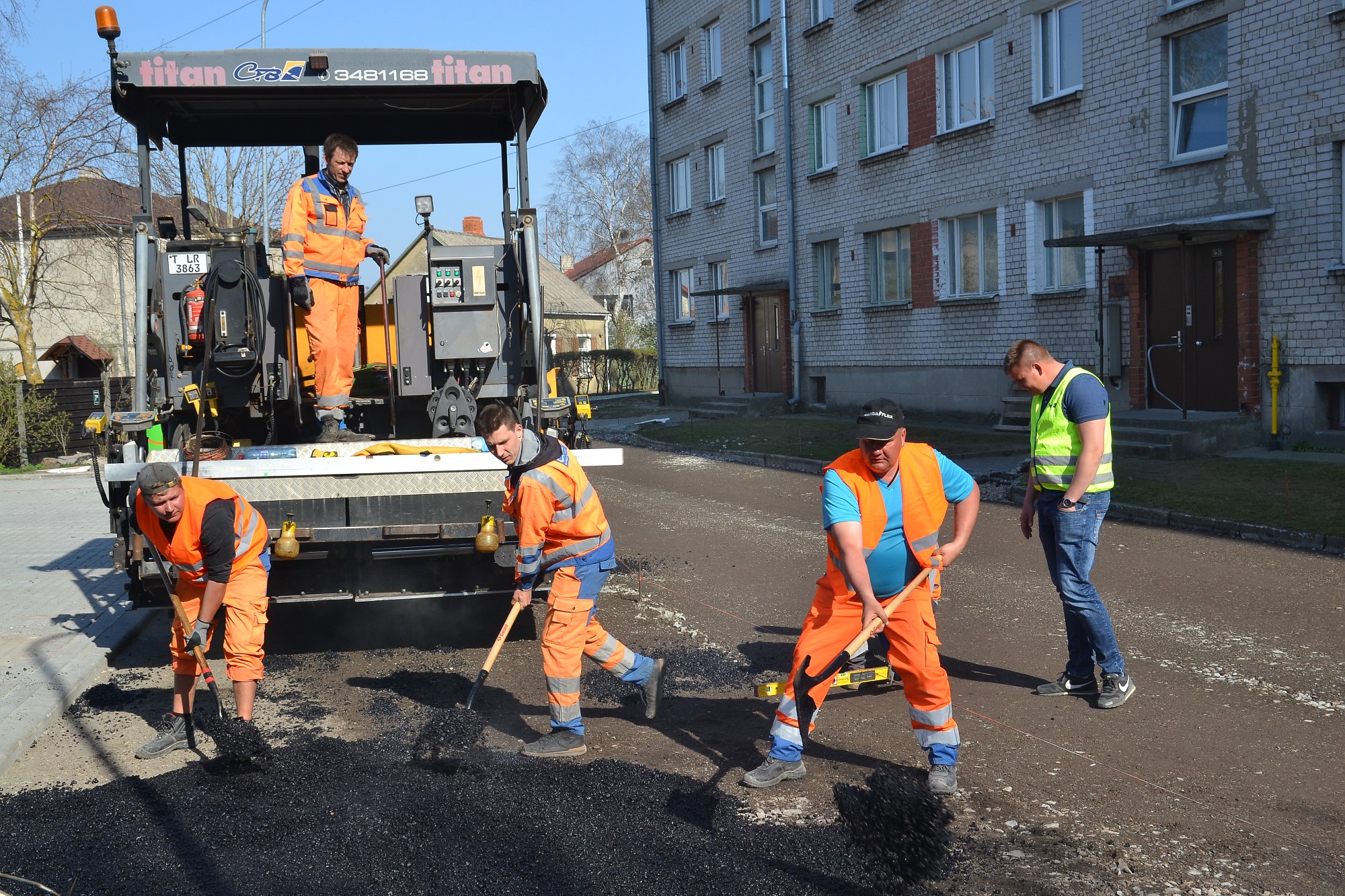 Sāk smaržot pēc asfalta