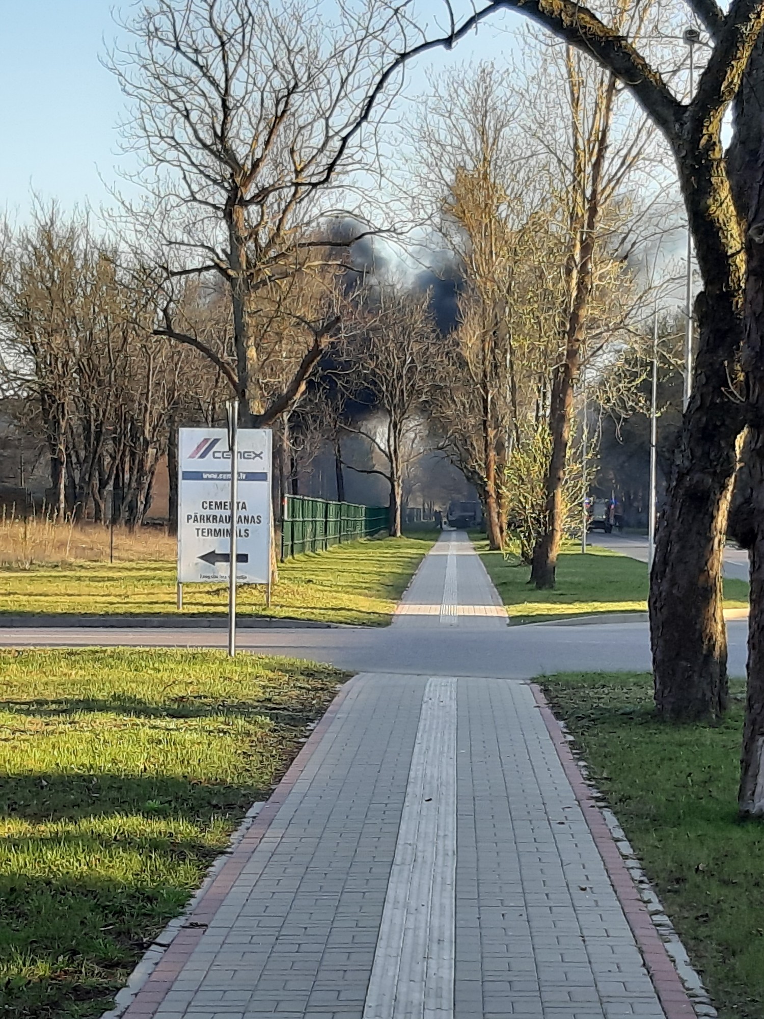 Papildināts – Deg riepas, kūla un šķūņi; noslīkst cilvēks