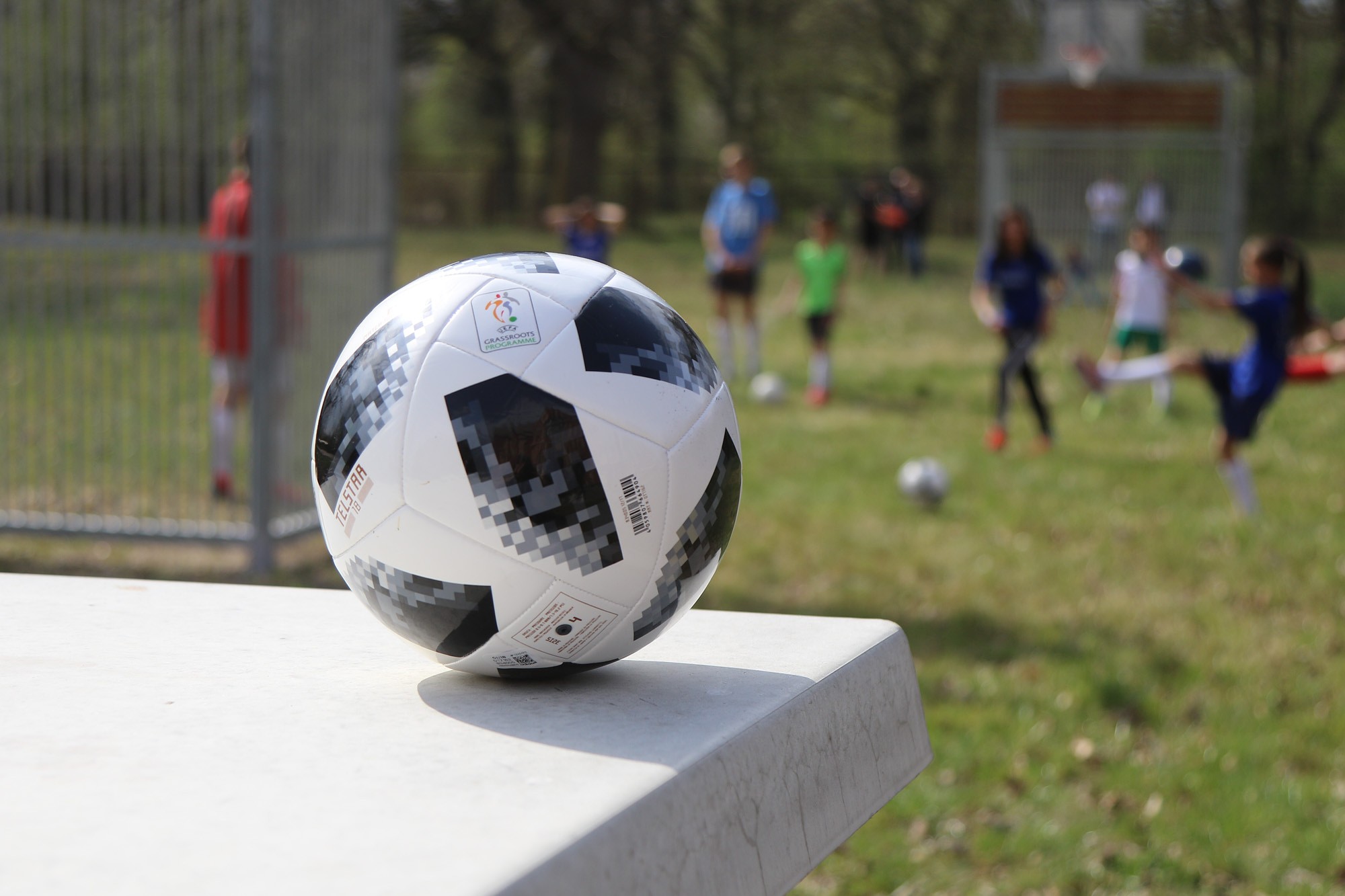 Liepājas bērnu namam uzdāvina futbola vārtus, bumbas un bučus