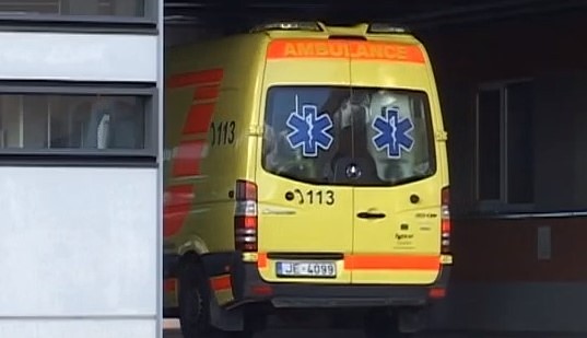 Mediķu algu palielināšana nenovērš darbinieku trūkumu ”ātrajā palīdzībā”