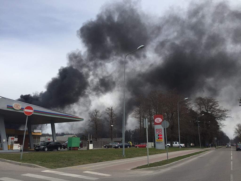 Tosmarē trauksme degošu riepu dēļ