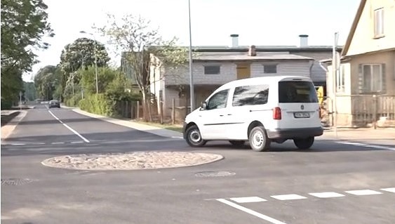 Grobiņā braukšanas ātruma ierobežošanai izbūvē vairākus apļus