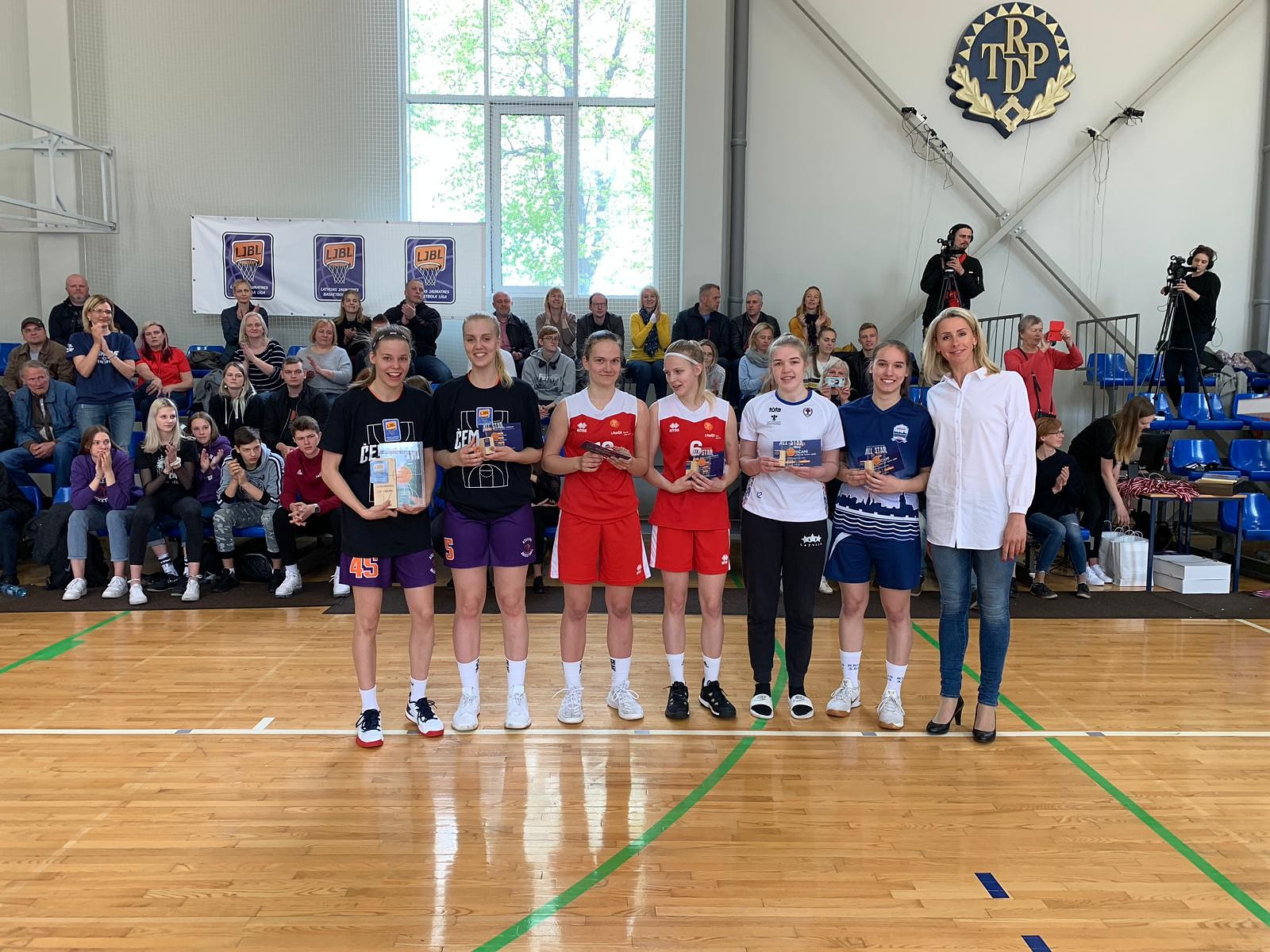 U19 vecuma grupas basketbolistēm sudrabs; puišiem 4.vieta
