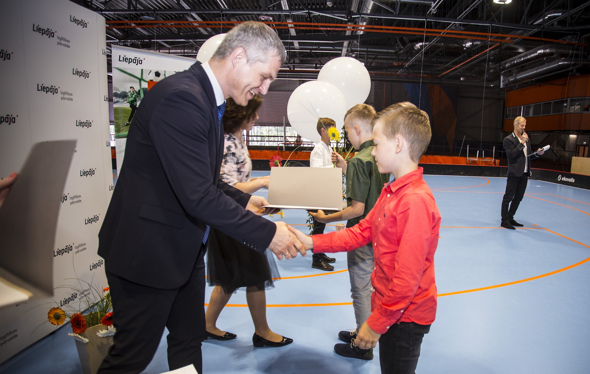 Papildināts – Apbalvo skolēnu sporta komandas par sasniegumiem valsts mērogā