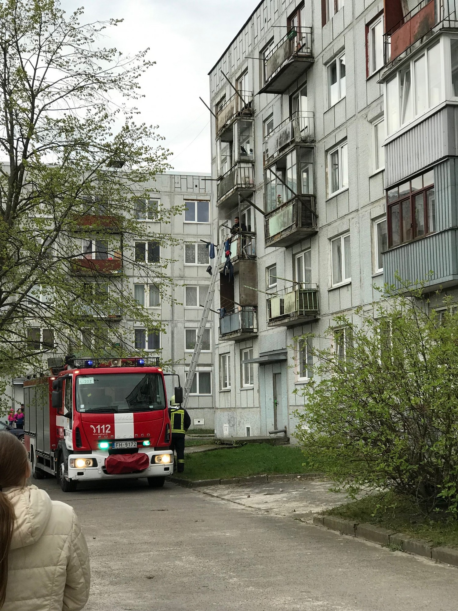 Papildināts – Iespējams, aplejas ar benzīnu un tīšām izraisa ugunsnelaimi
