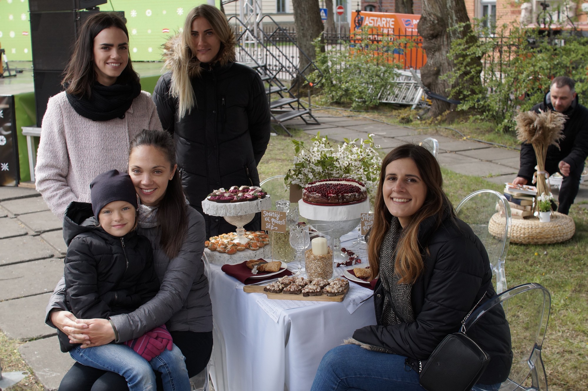 Lepni un vējaini pie baltiem galdiem