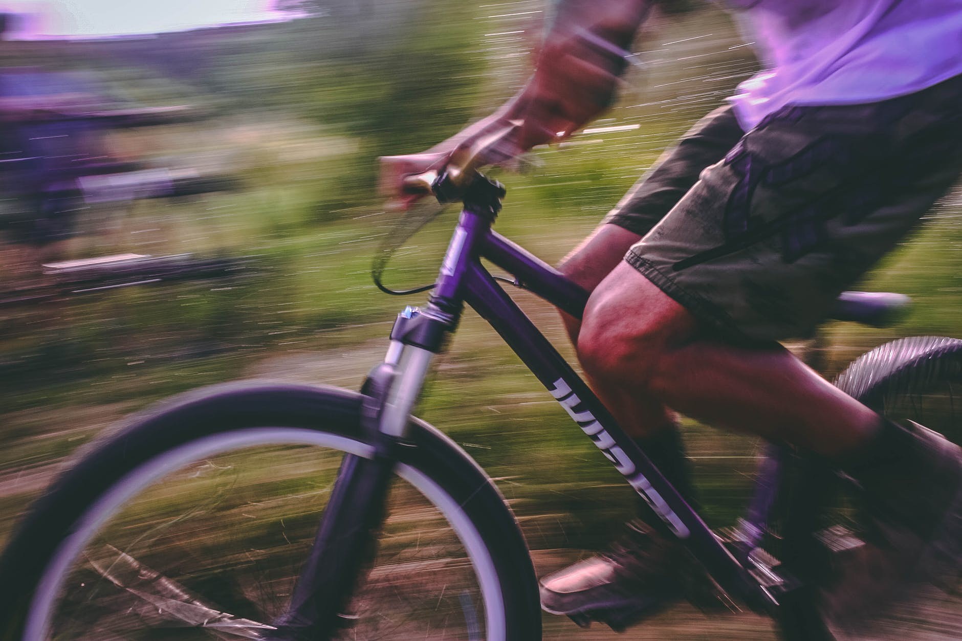 Notriec velosipēdistu un aizbēg