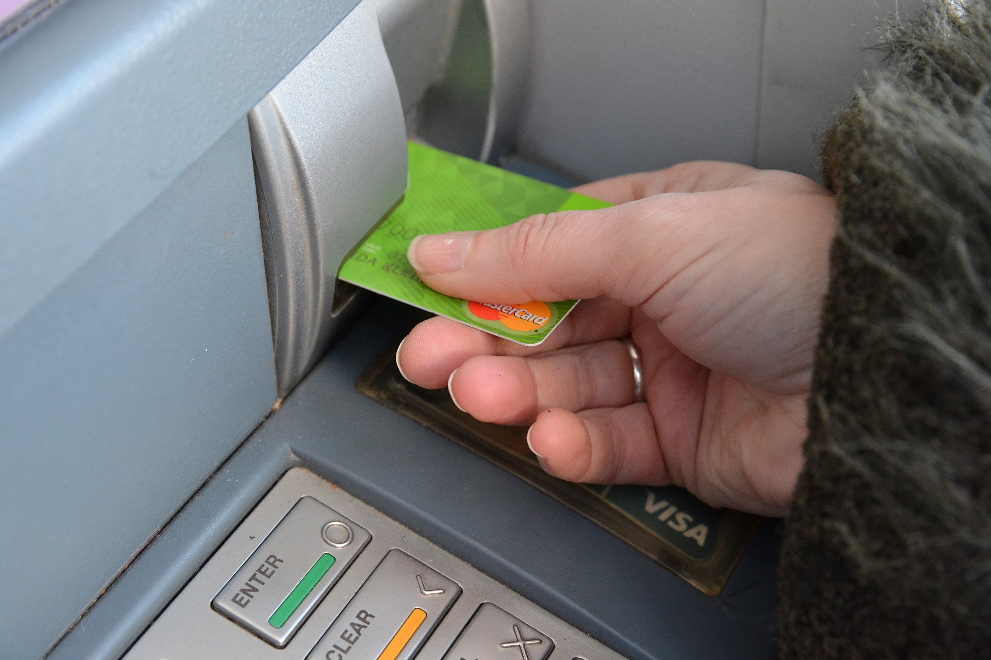 Izmantojot bankas datus, izkrāpj lielas naudas summas