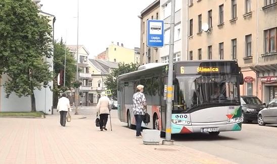 Negrib gaidīt autobusu zem klajas debess