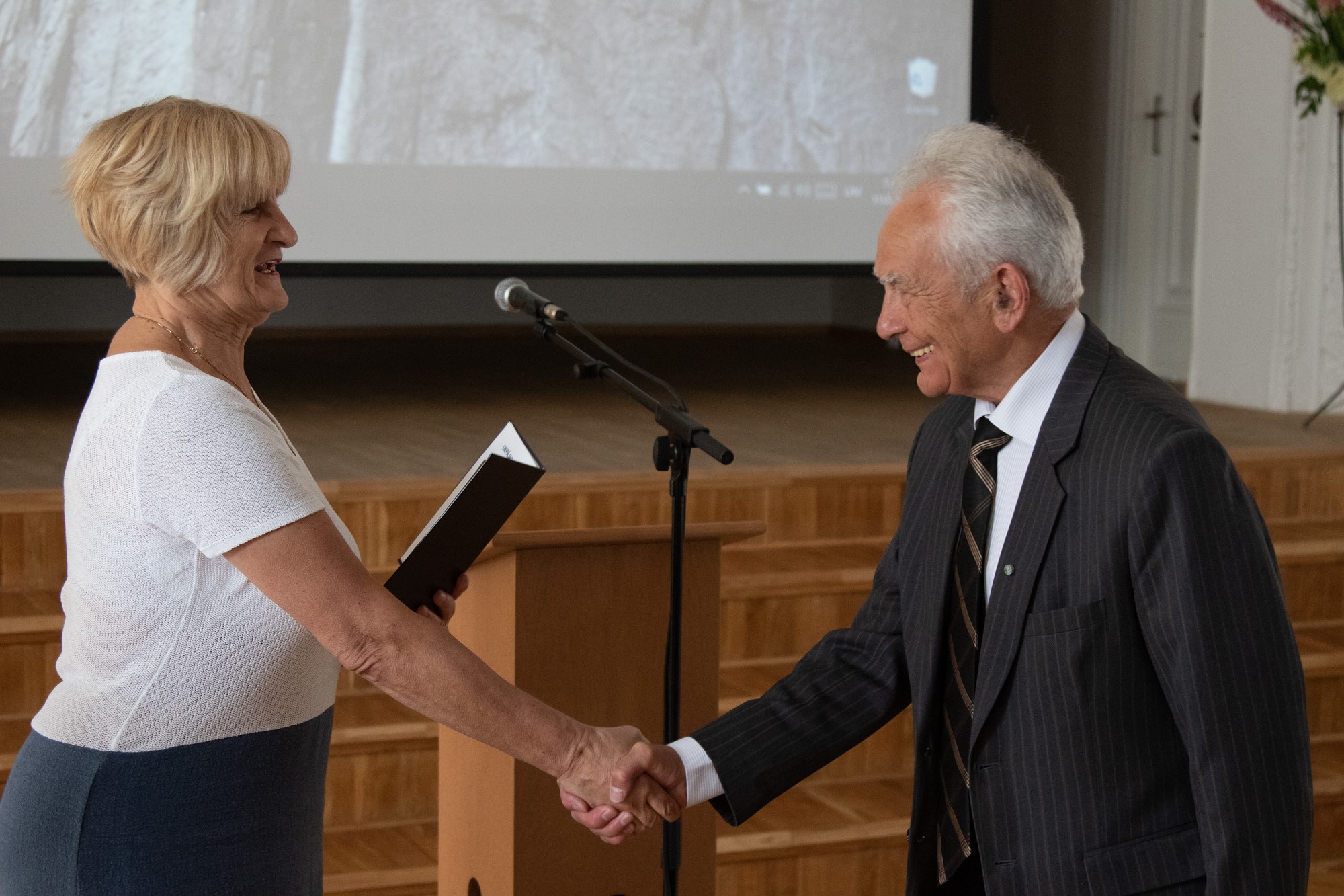 Liepājas Universitātē pasniedz emeritus diplomus