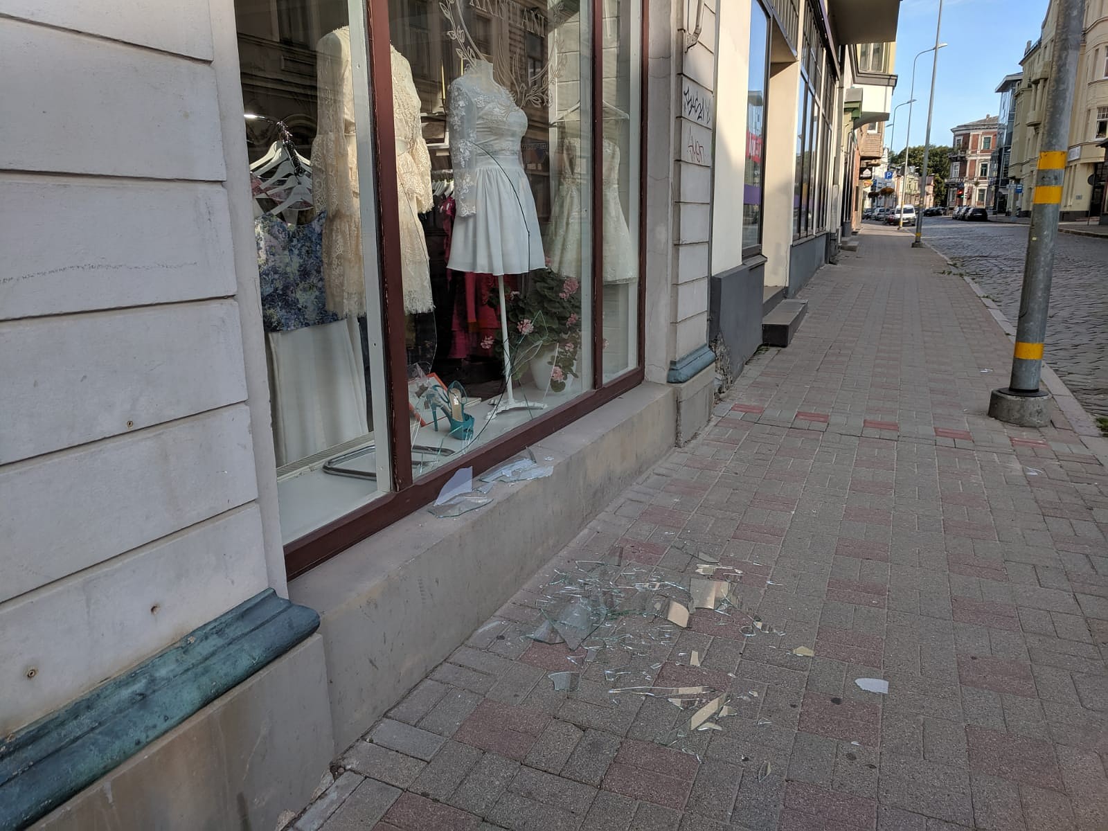 Graudu ielā izsists veikala skatlogs