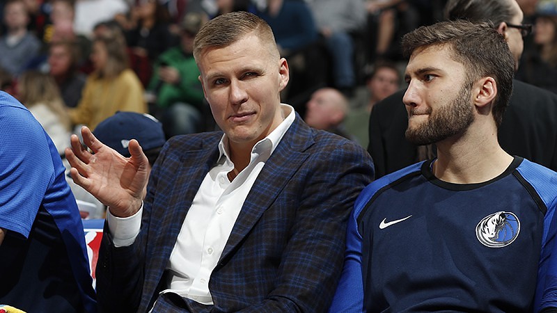 Porziņģis ceļgala sāpju dēļ nepiedalās spēlē; “Mavericks” zaudē “Thunder”