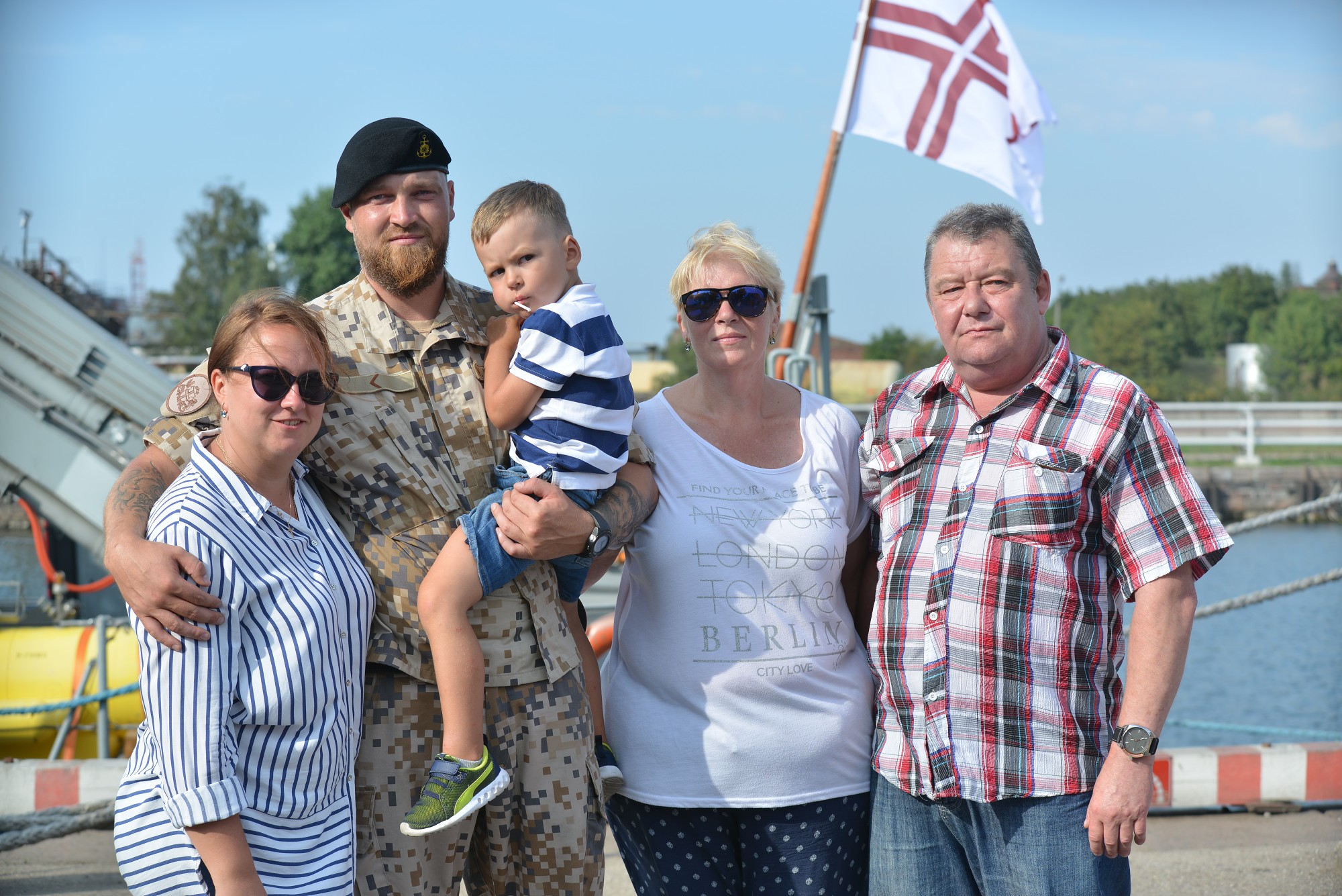 Apskāvieni, gaisa bučas labam ceļa vējam. Jūrnieki dodas NATO misijā
