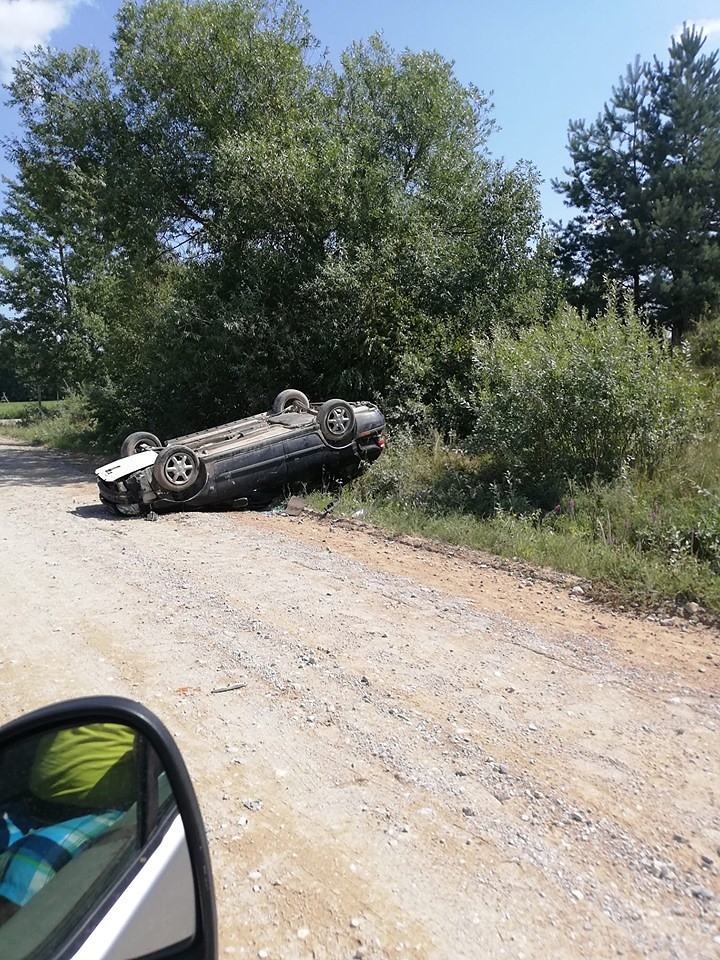 Grobiņas novadā apgāzusies “Volvo” automašīna