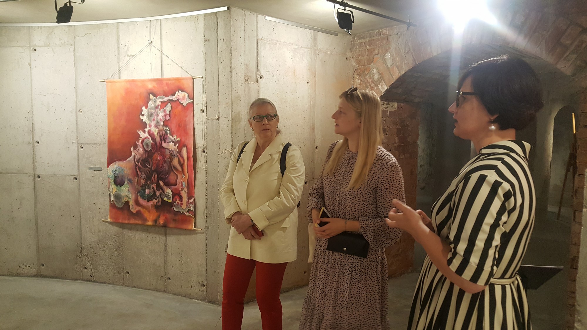 Divu rokasspiedienu attālumā