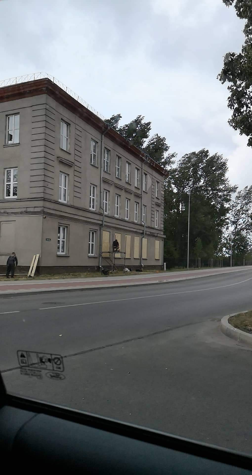 Internātskolai logi ciet