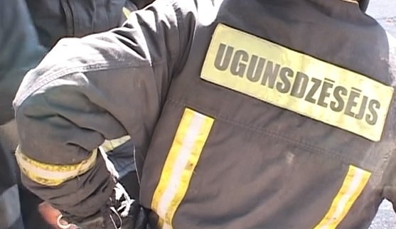 Nīcas pagastā degusi sausā zāle un koki