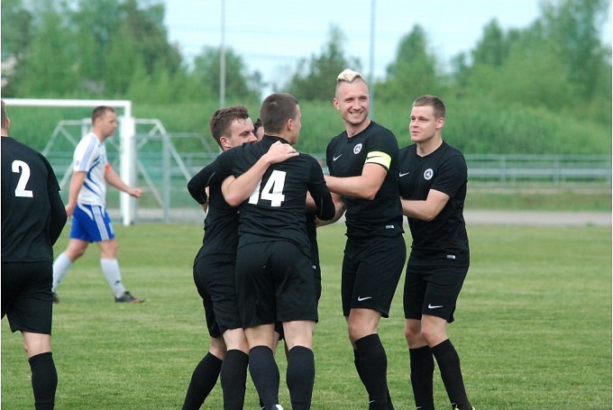 Izstājās rezultatīvā cīņā