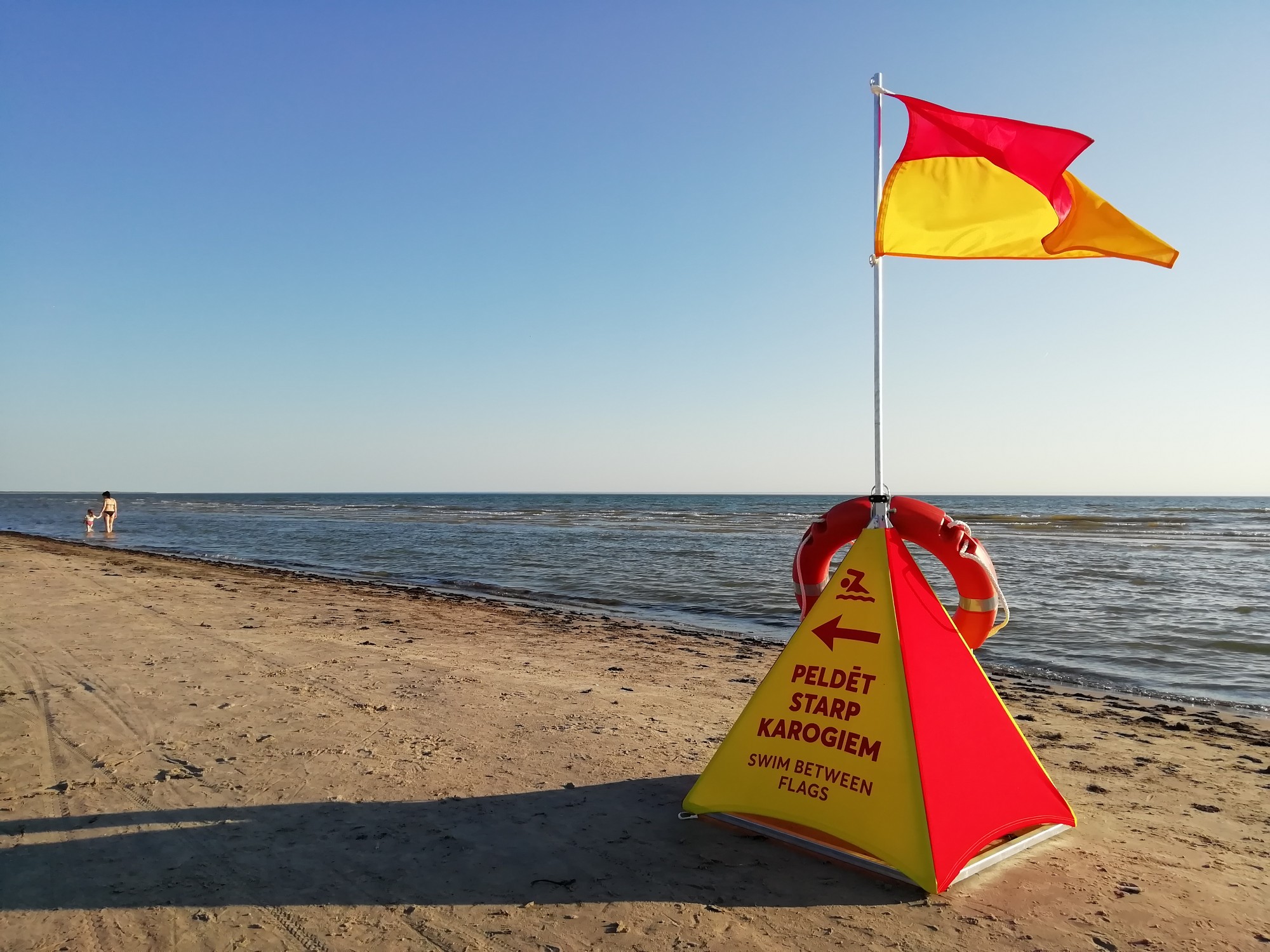 Izglābj bērnu, kas jūrā iekrīt no piepūšamās rotaļlietas