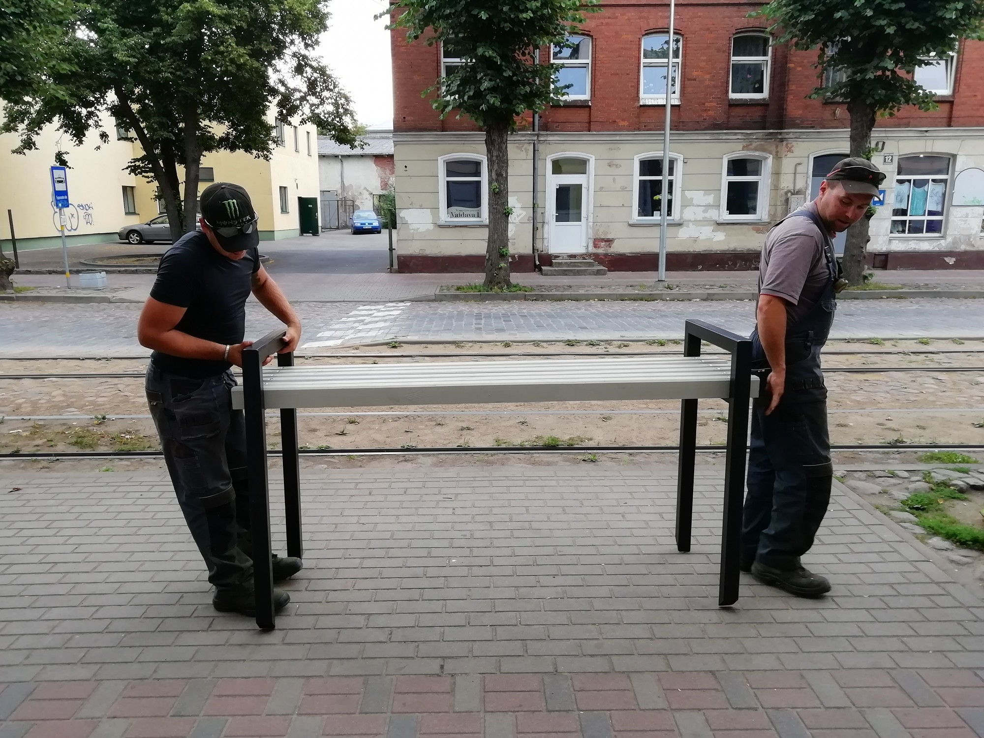 Tomēr uzstāda soliņus tramvaja pieturvietā Rīgas un Esperanto ielas krustojumā