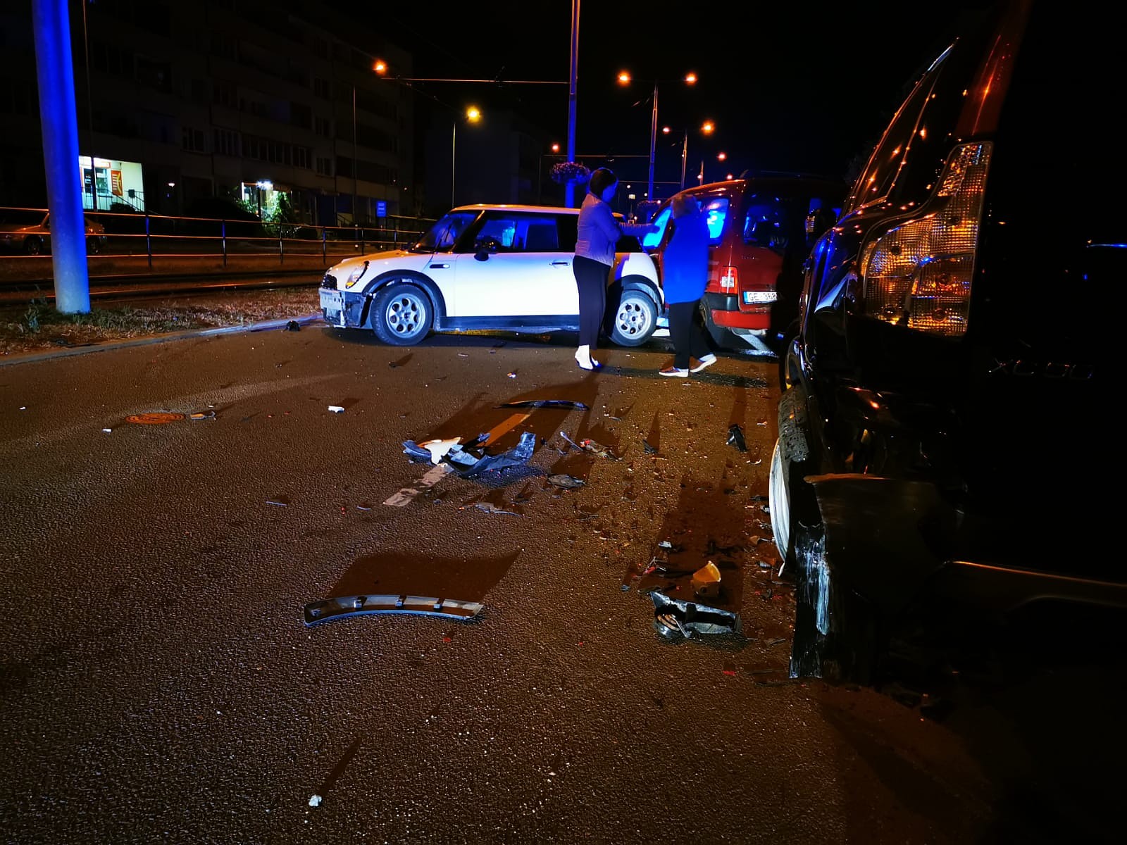 Narkotikas, sadauzītas automašīnas un kautiņš