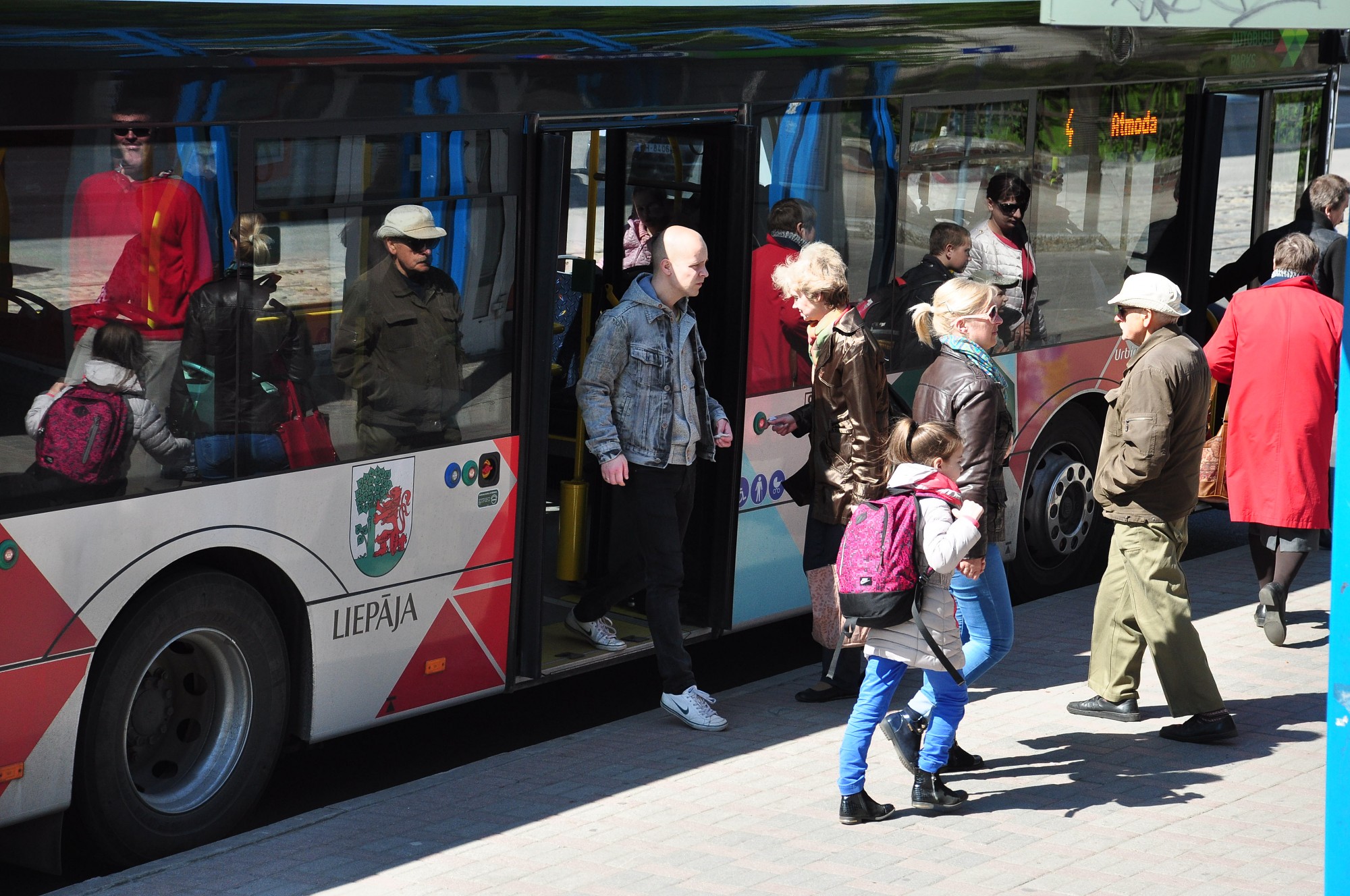 Pirmajā skolas dienā skolēni un studenti sabiedrisko transportu varēs izmantot bez maksas