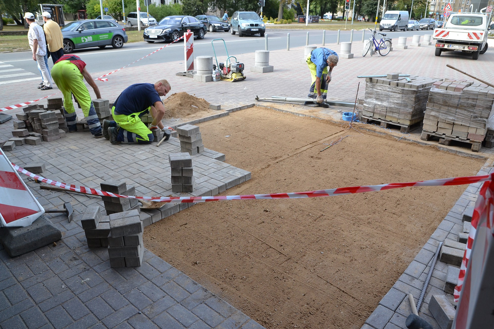 Likvidē bīstami slīdīgās flīzes Liepājas centrā