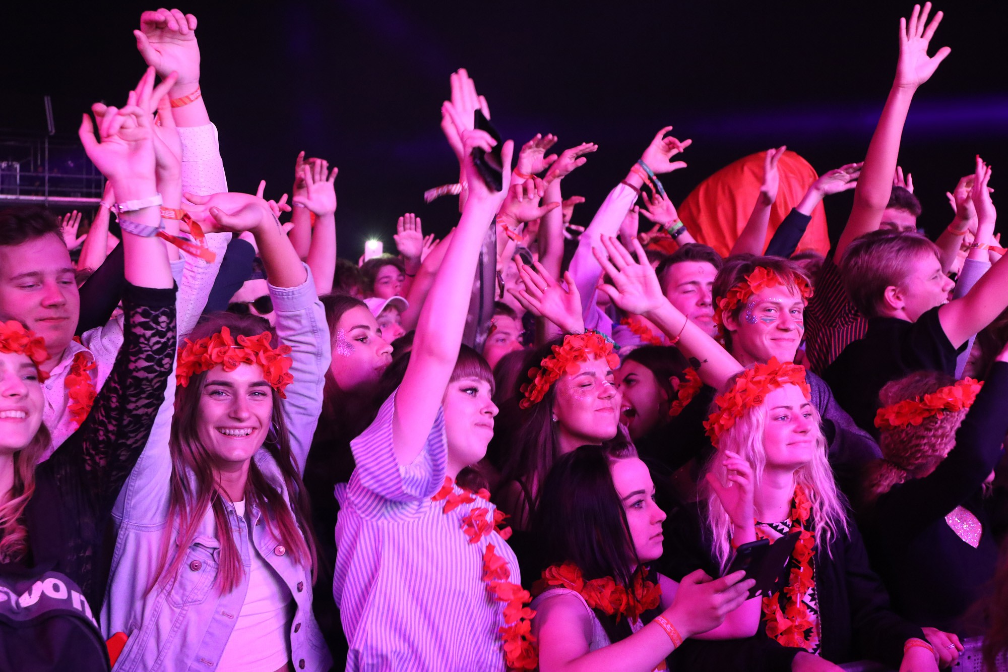 “Summer Sound” festivāla pirmā nakts: Cilvēku straumes plūst uz “Singapūras Satīnu”