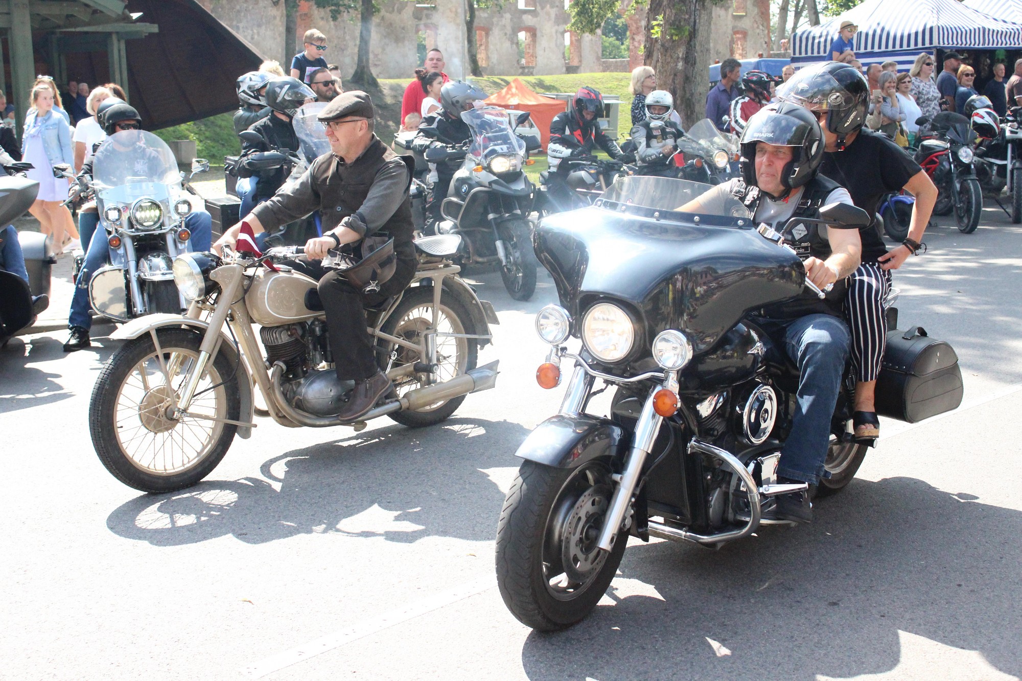 Motociklistu saime pierūcina Grobiņu