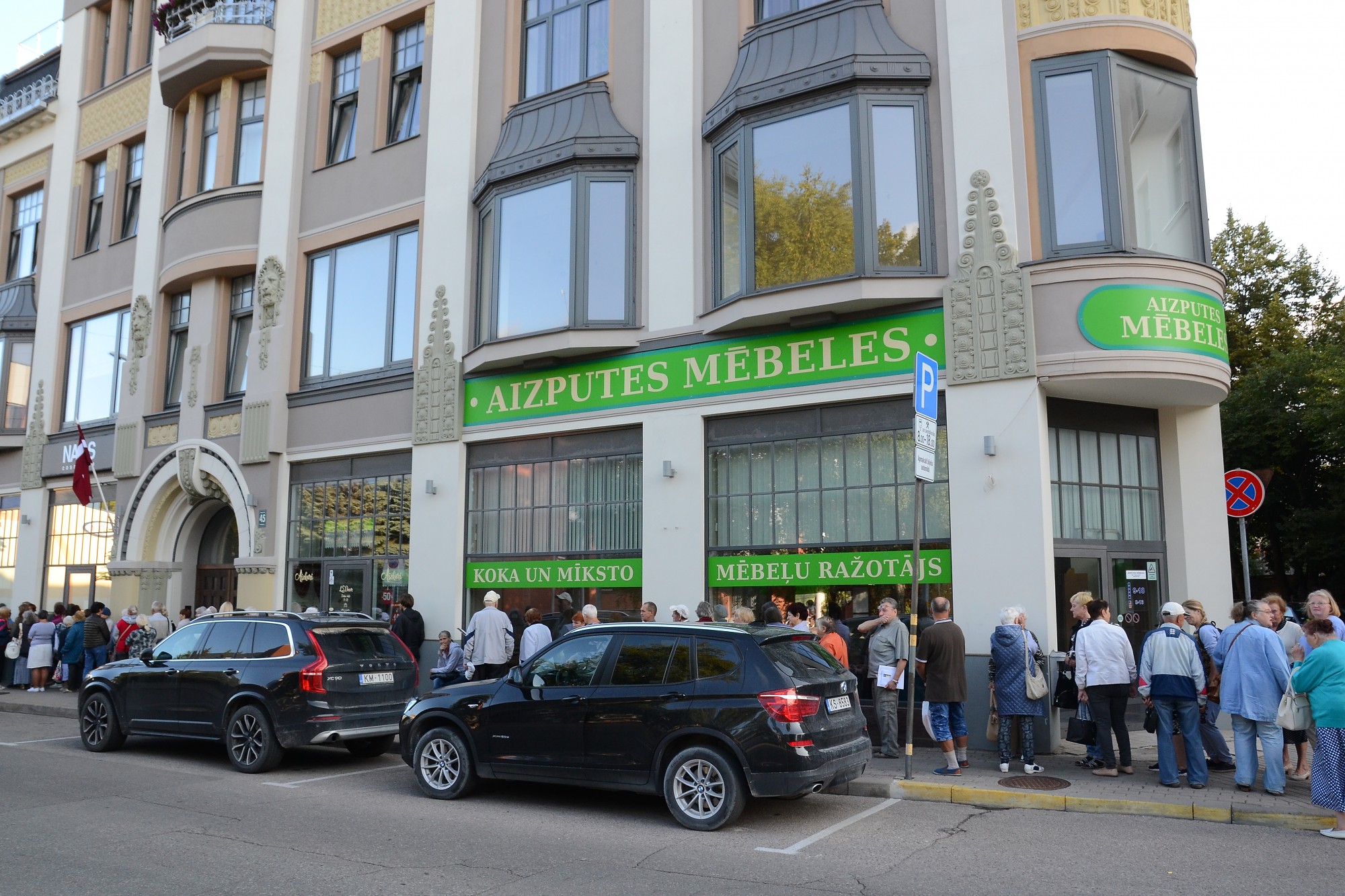 Liepājā ”PNB Banka” klienti pēc garantētās atlīdzības stāv rindā jau no pieciem rītā
