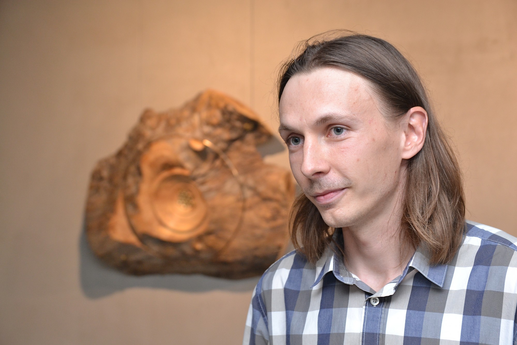 Mijiedarbība starp meistaru un koku. Atklāta koktēlnieka Alvja Vitrupa debijas izstāde “Riņķa līnijas”