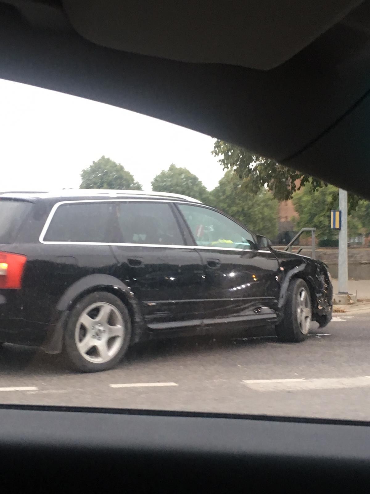 Uz Jaunā tilta “Audi” nedod ceļu “BMW”