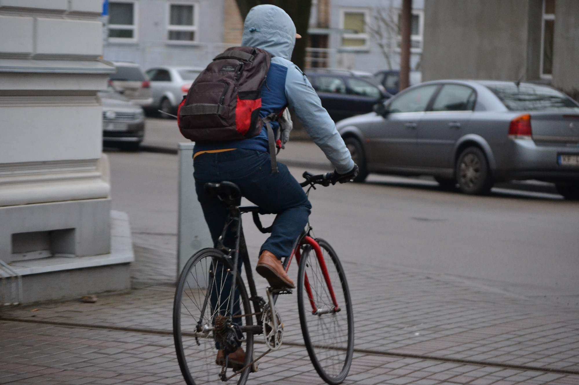 Pa kāpņu telpām siro velosipēdu zagļi