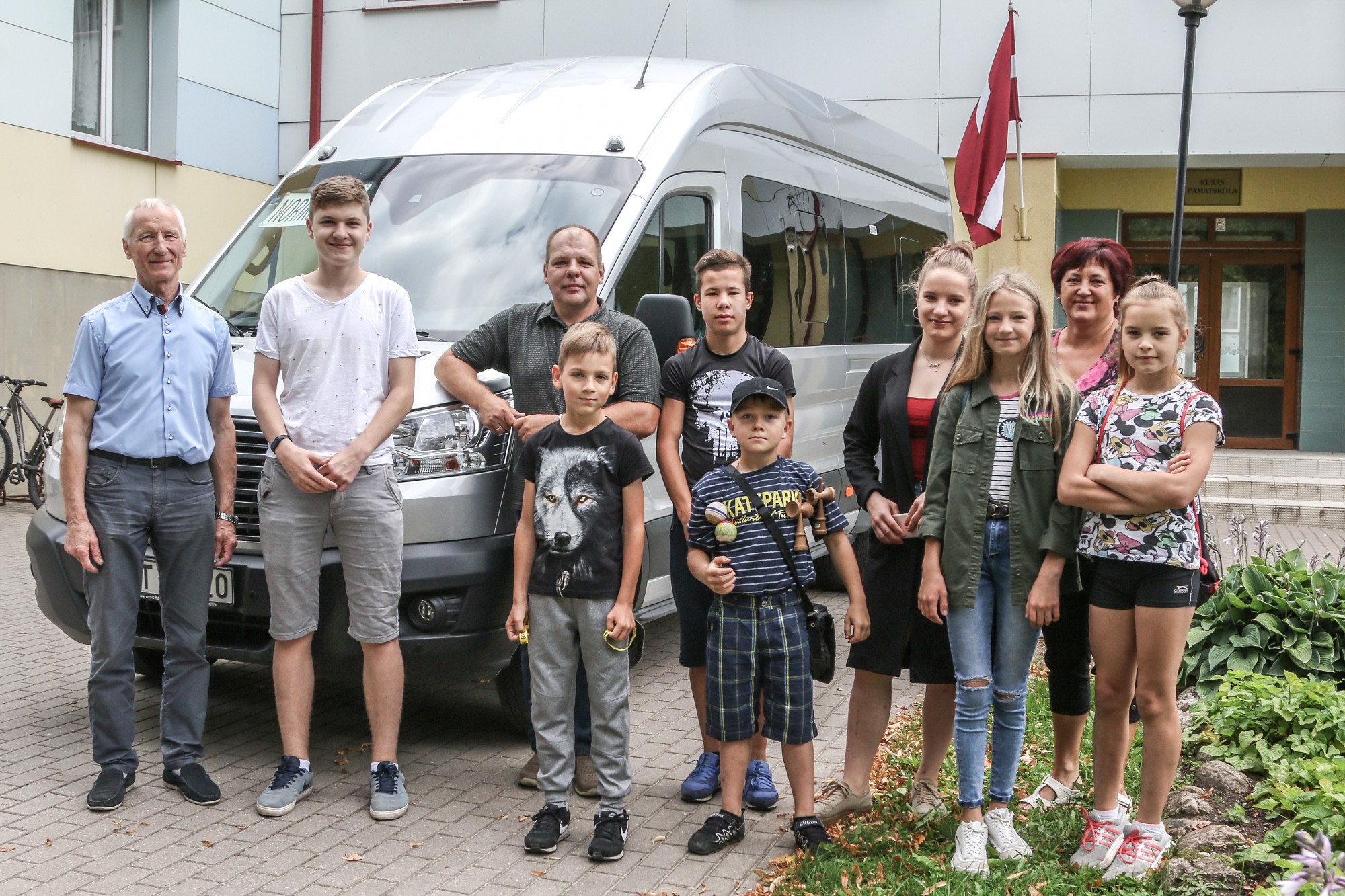 Jāizvēlas – vest vai atstāt ceļa malā
