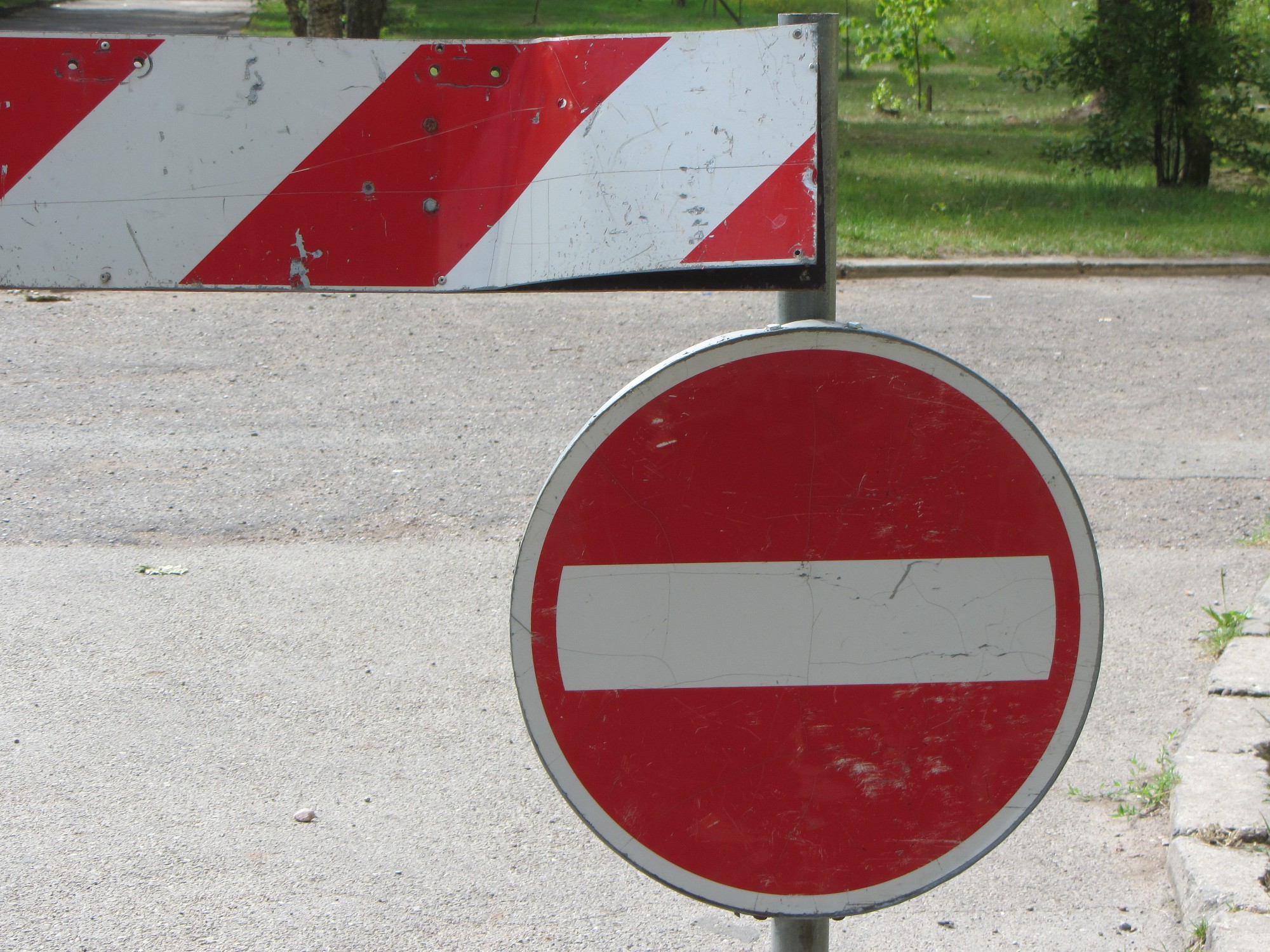 Slēgs satiksmi Fēniksa ielā