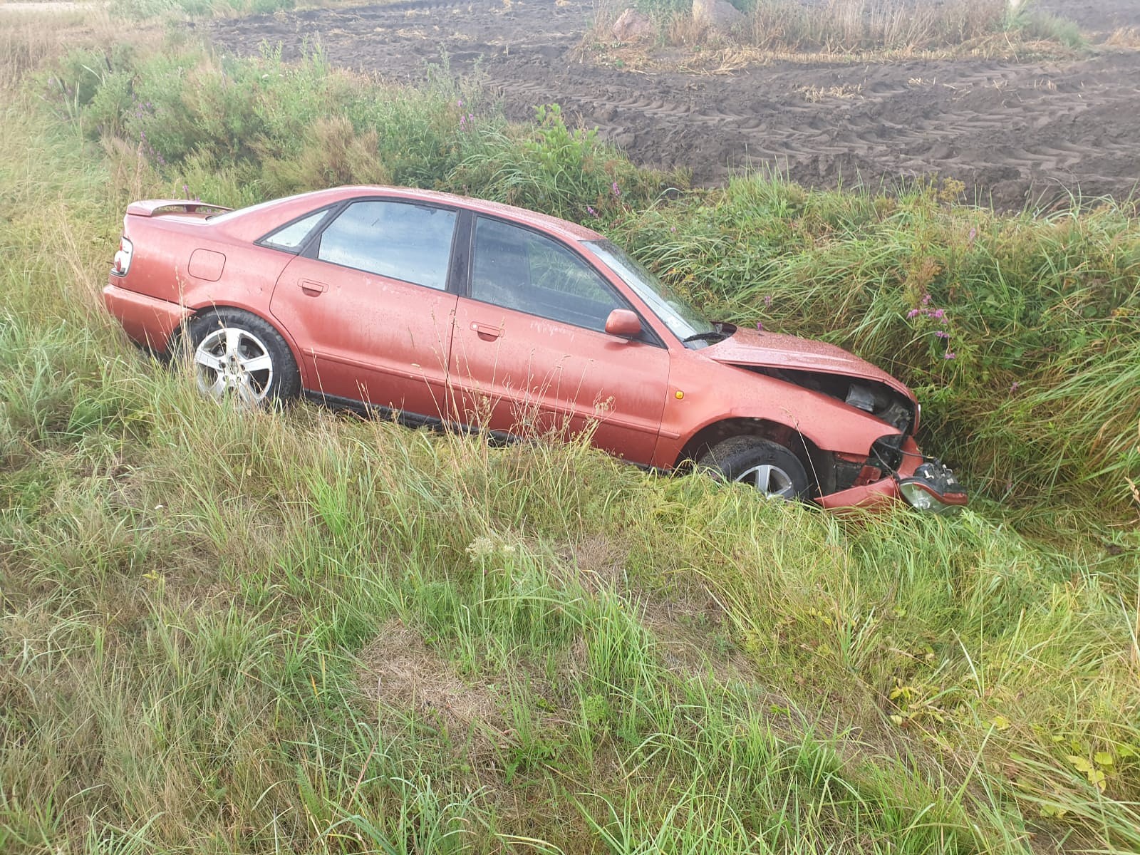 Pēc avārijas aiz Šķēdes mazdārziņiem grāvī atstāj “Audi”
