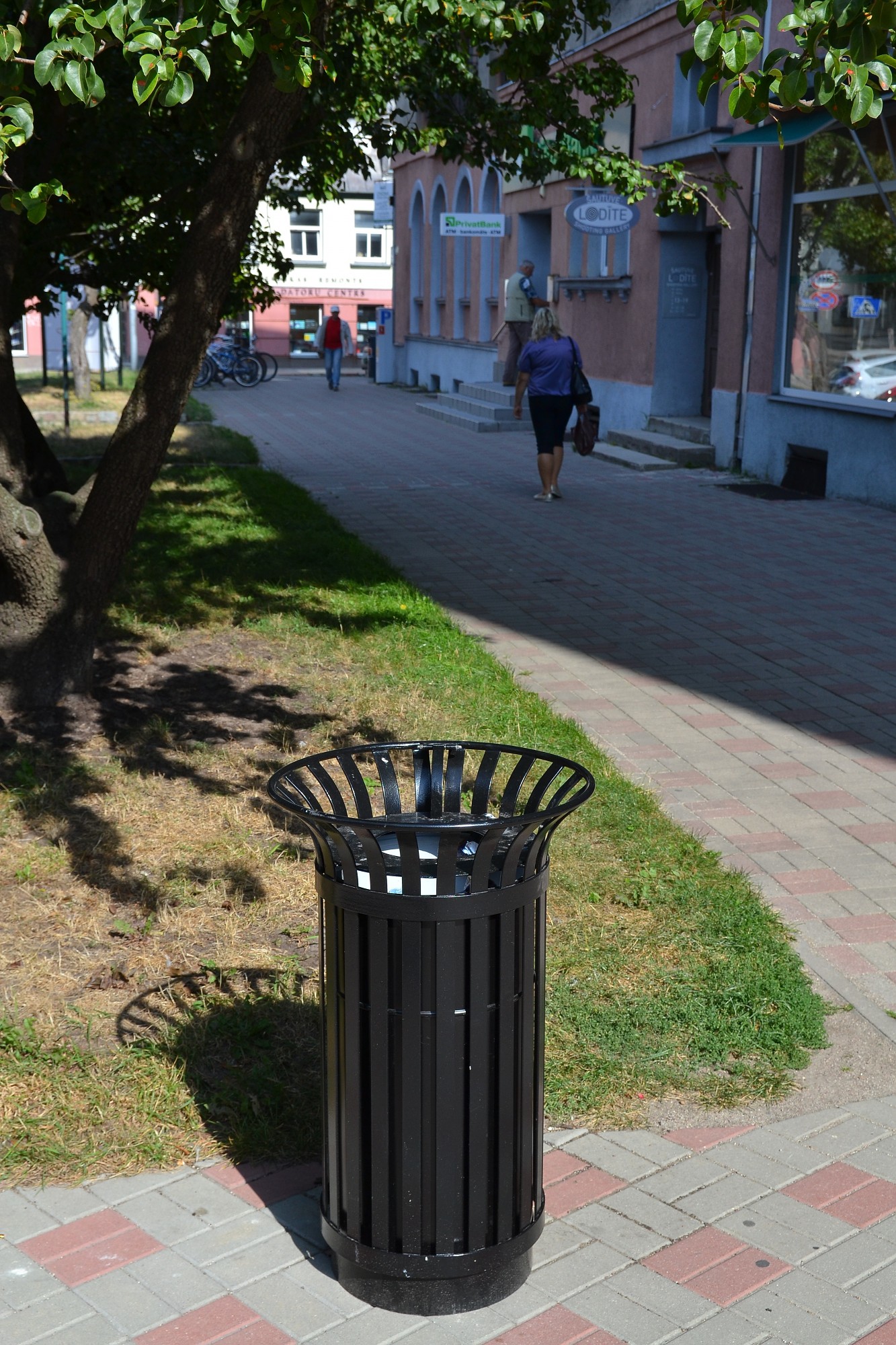 Liepājā izvieto jaunas atkritumu urnas